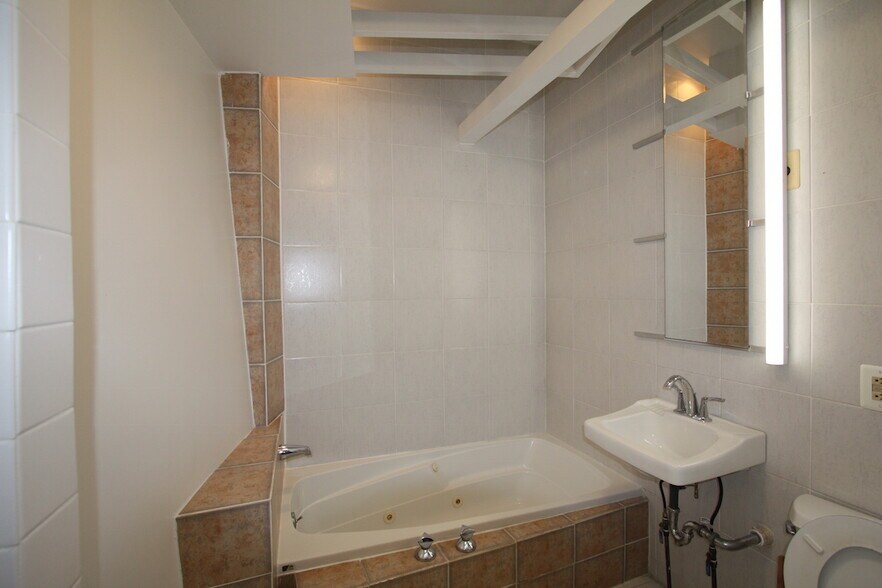 Building Photo - 1164 S Darien St