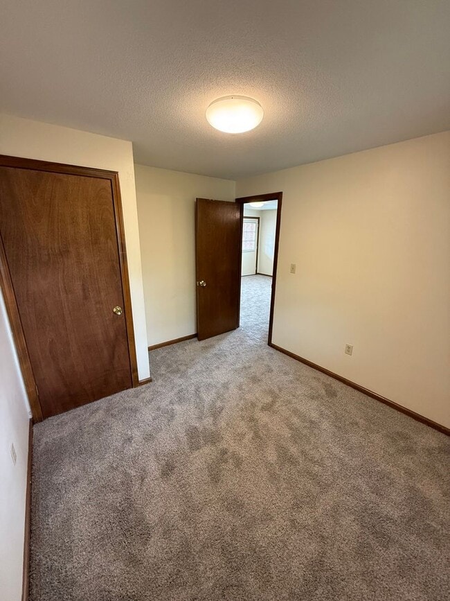 Building Photo - 643 Suffield St