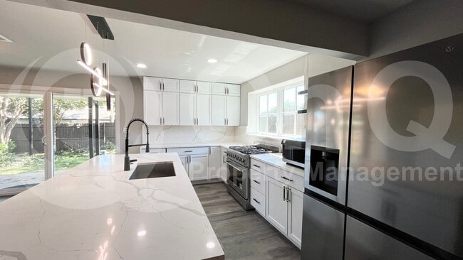 Building Photo - 1520 Armstrong Dr
