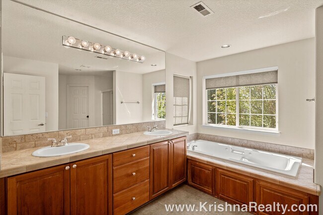 Building Photo - Beautiful 3 Bedroom | 2.5 Bathroom Single Family Home | 1 large bonus room | Located In Quiet Cas...