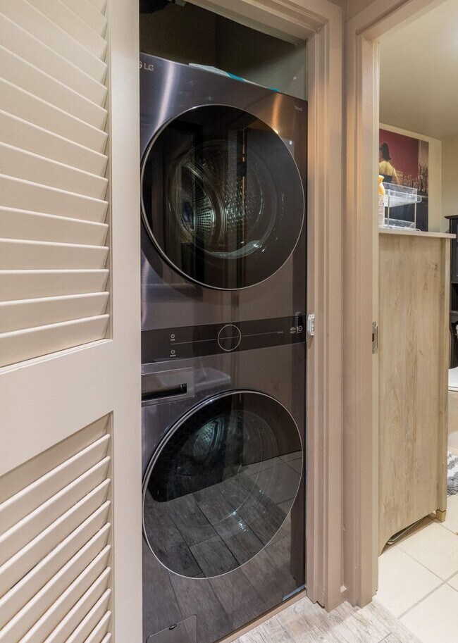 Building Photo - Live Above the Action — 14th-Floor ICON Condo with Petco Park Views