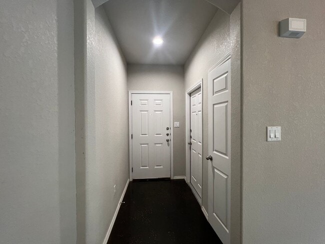 Building Photo - Luxury 3/2Duplex in Seguin, TX