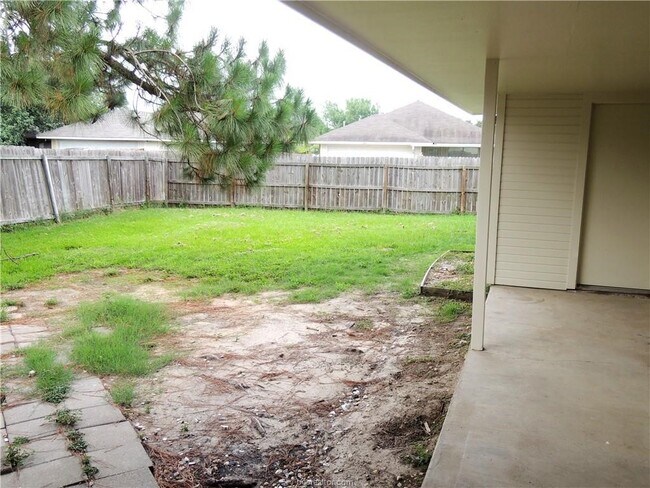 Building Photo - 806 Camellia Ct