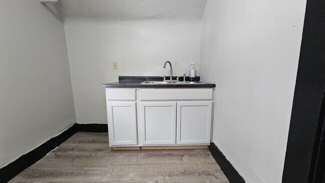 Building Photo - 118-118.5-1185 Wood St