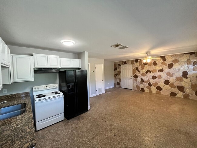 Building Photo - Simple & small 2BR Duplex