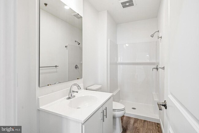 Building Photo - 915 N Broad St