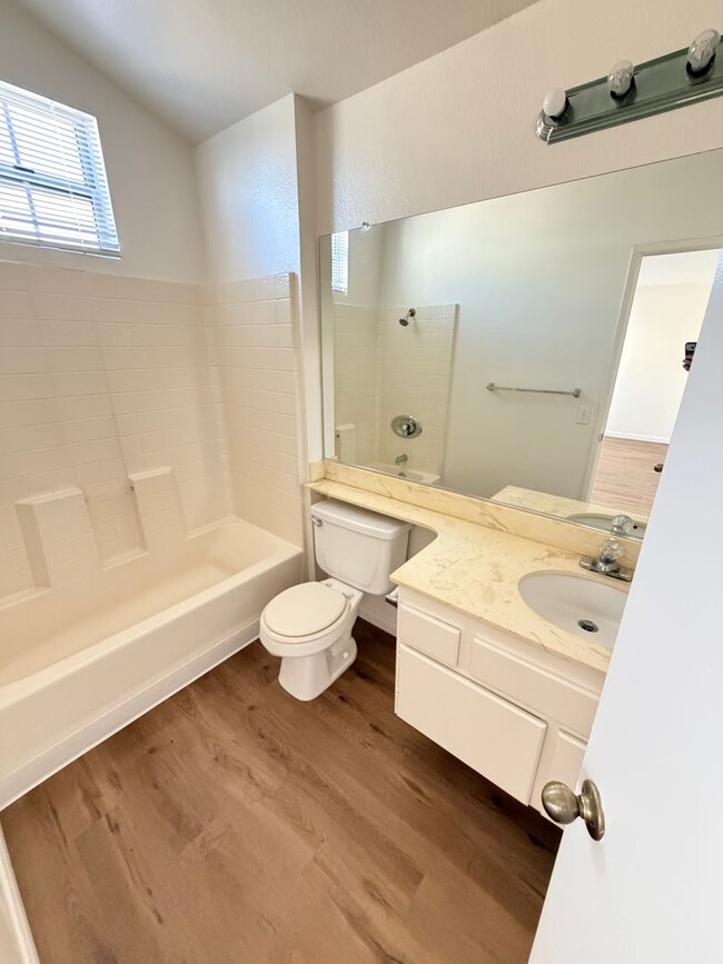 Building Photo - 3 Bed / 3 Bath Townhome in Scripps Ranch