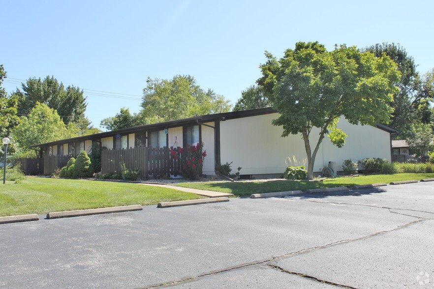 Primary Photo - Amber Court Apartments