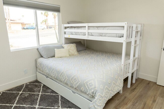 Building Photo - Beautiful Lake Havasau Home