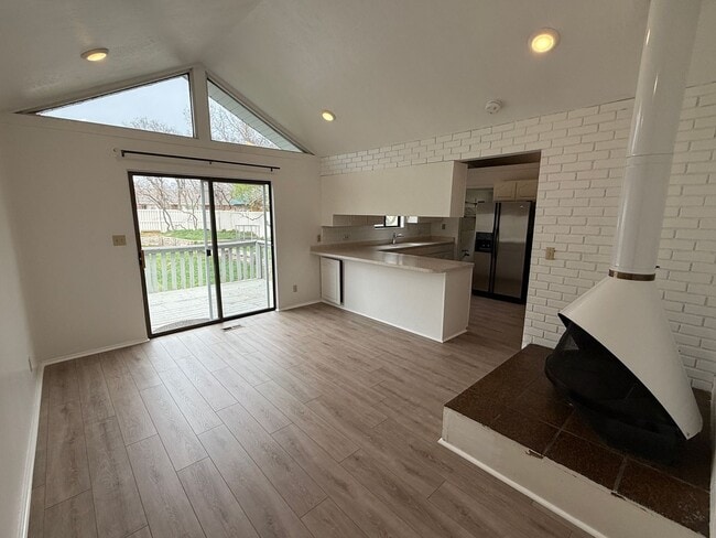 Building Photo - Large Five Bedroom Home, Sandy, 2500 sq ft, New Paint, New carpet, New Flooring