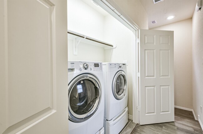 Building Photo - 1504 Peyton Oaks Pl