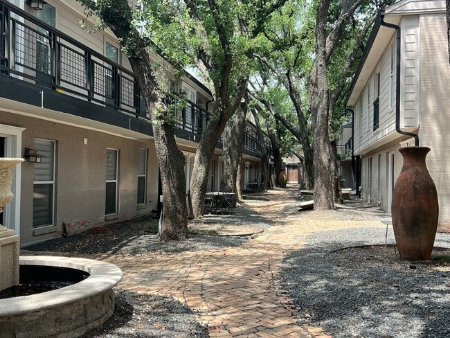 Building Photo - Meadow Road