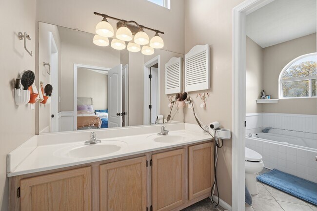 Building Photo - 1721 Chestwood Dr