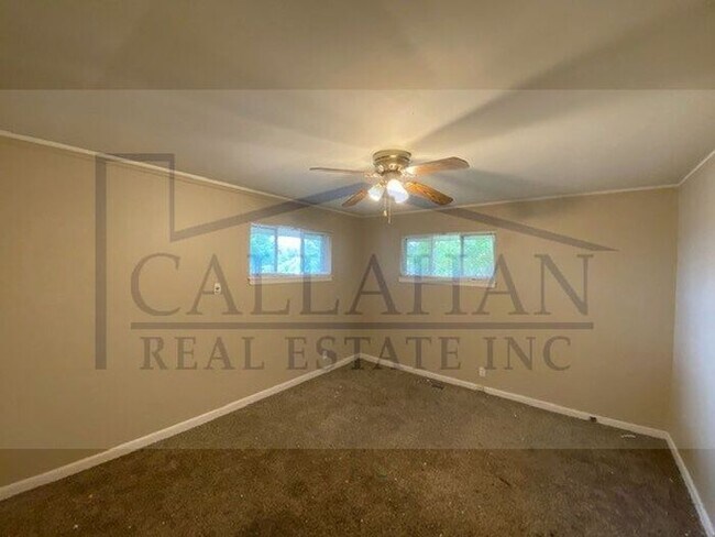 Building Photo - Close to UALR 3 bed 2 bath