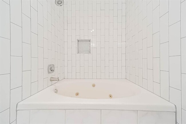 Building Photo - 9850 Pagewood Ln