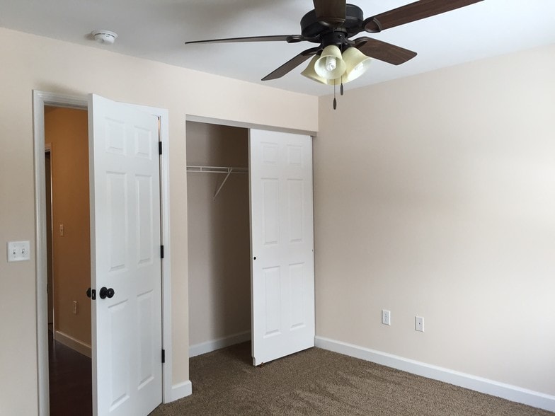 Building Photo - 423 Meadow Dr