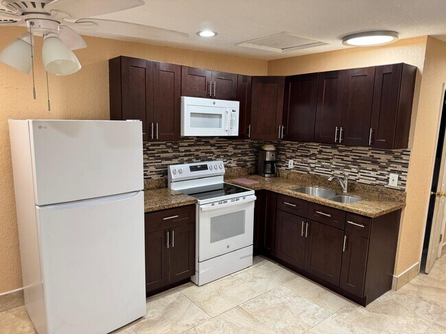 Building Photo - 816 Greenbriar Dr