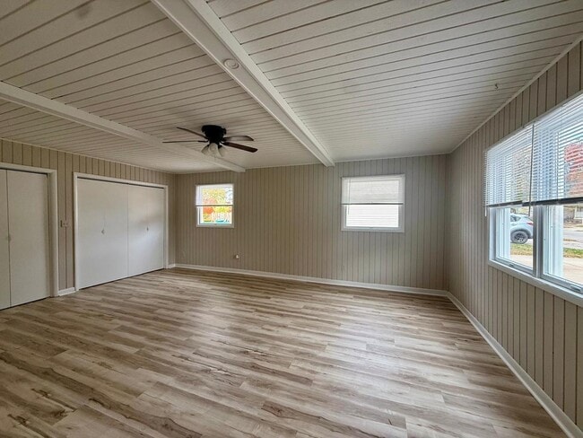 Building Photo - 15136 S James St