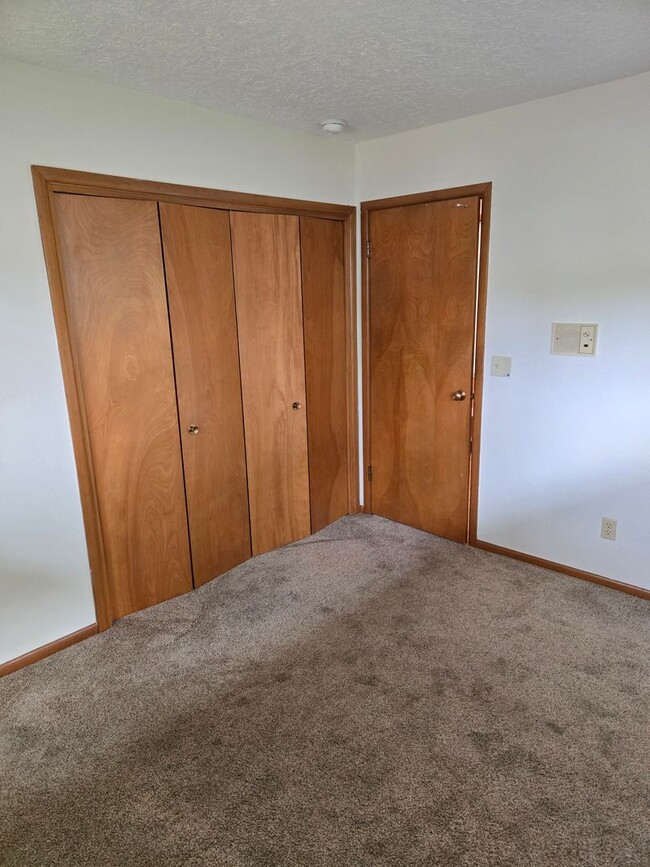 Building Photo - 1 level Mid Century Beauty! 3 Bd/ 3 ba Main Floor Unit