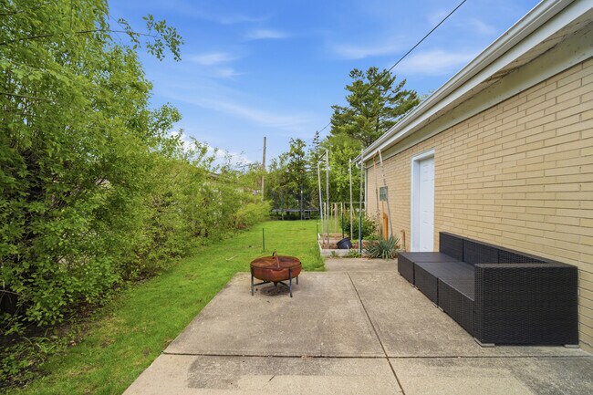 Building Photo - 1322 Brook Ln