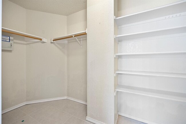 Building Photo - 2414 Mockingbird Dr