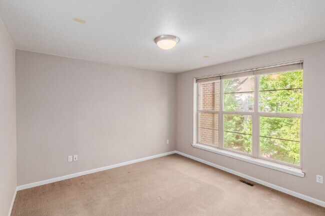 Building Photo - 418 S Reed Ct