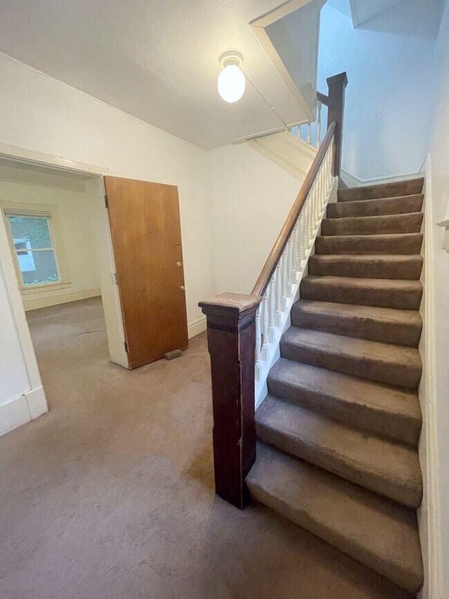 Building Photo - 7 Bedroom Close to Ross, Yost, and UM campus!