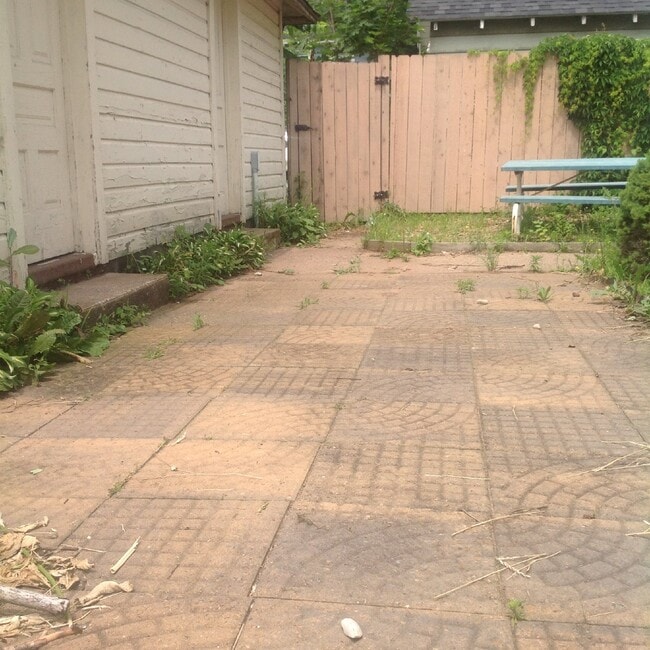 Building Photo - Exciting 4 Bed 1 Bath close to UWEC!