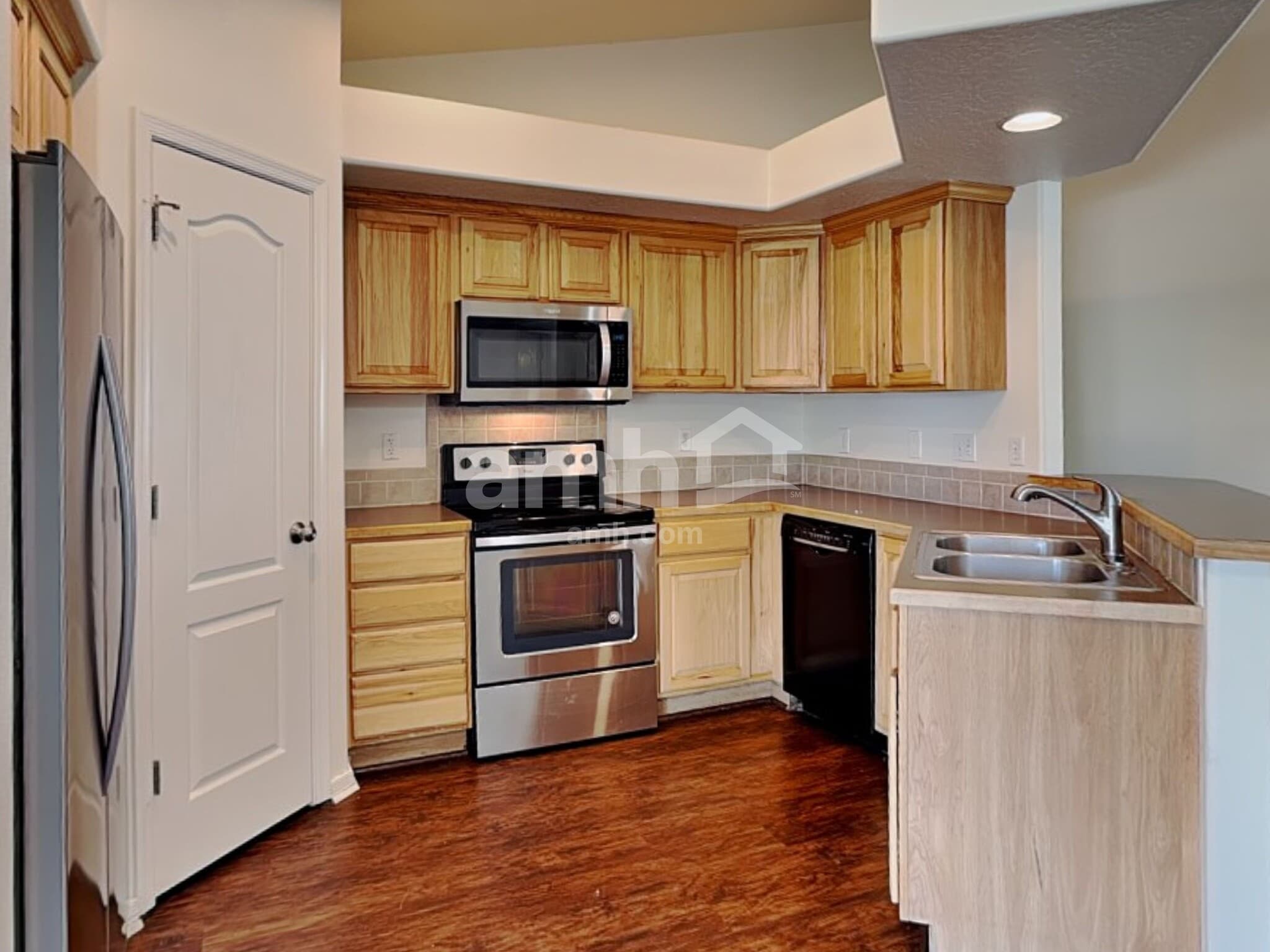 Building Photo - 410 S Saddlerock Ave