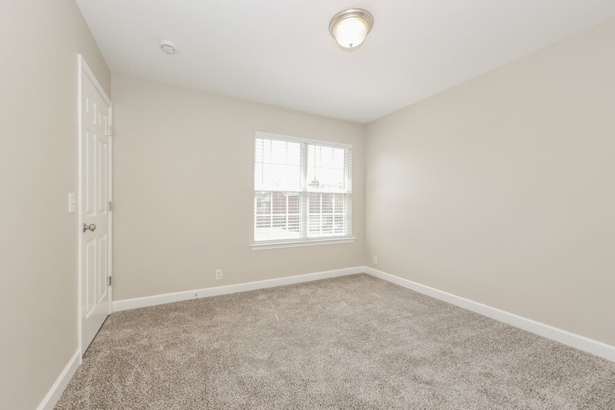 Building Photo - 237 Titans Cir