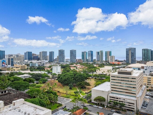 Building Photo - Remodeled Corner 1BR with Ocean & Diamond Head Views, W/D + Parking