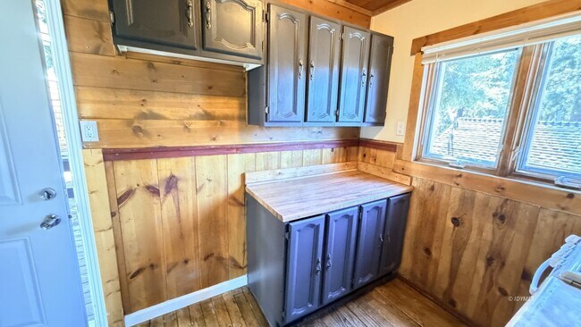 Building Photo - Loft Cabin in Pine Cove