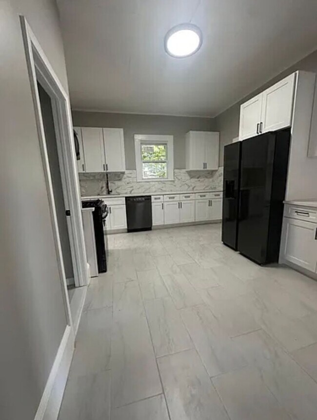 Building Photo - 47 Hart St