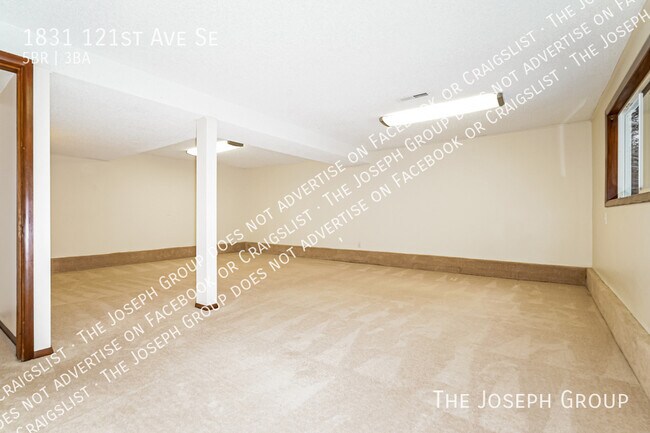 Building Photo - 1831 121st Ave SE