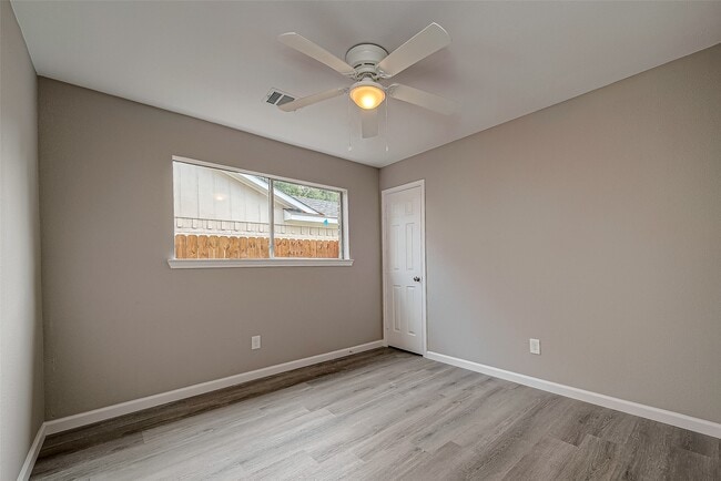 Building Photo - 8619 Valley Meadow Dr