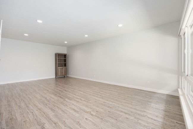 Building Photo - 806 S Sierra Ave