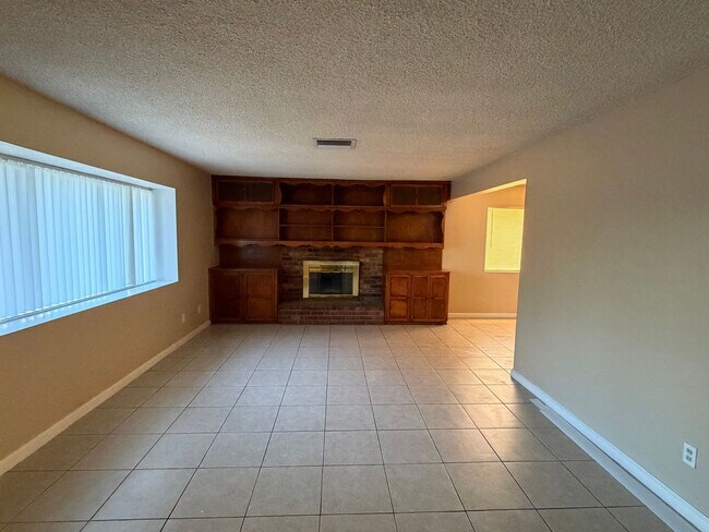Building Photo - Affordable 3 BD 2 BA house in SW Bakersfield on a corner lot