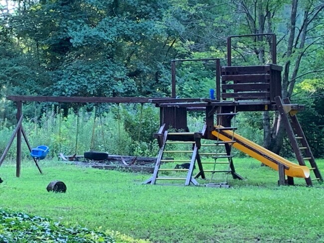 Building Photo - 350 Hollyberry Dr