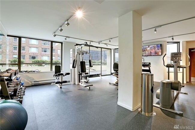 Building Photo - Brand new renovated 1 bedroom, 1 bath cond...