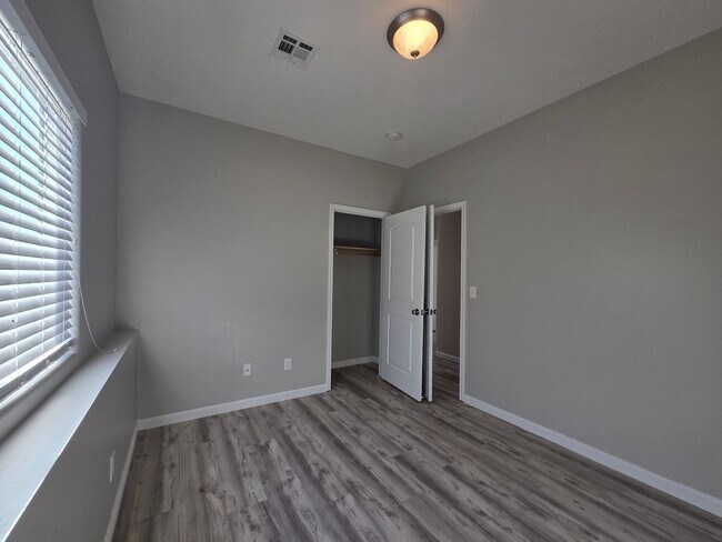 Building Photo - 376 Michaels Court
