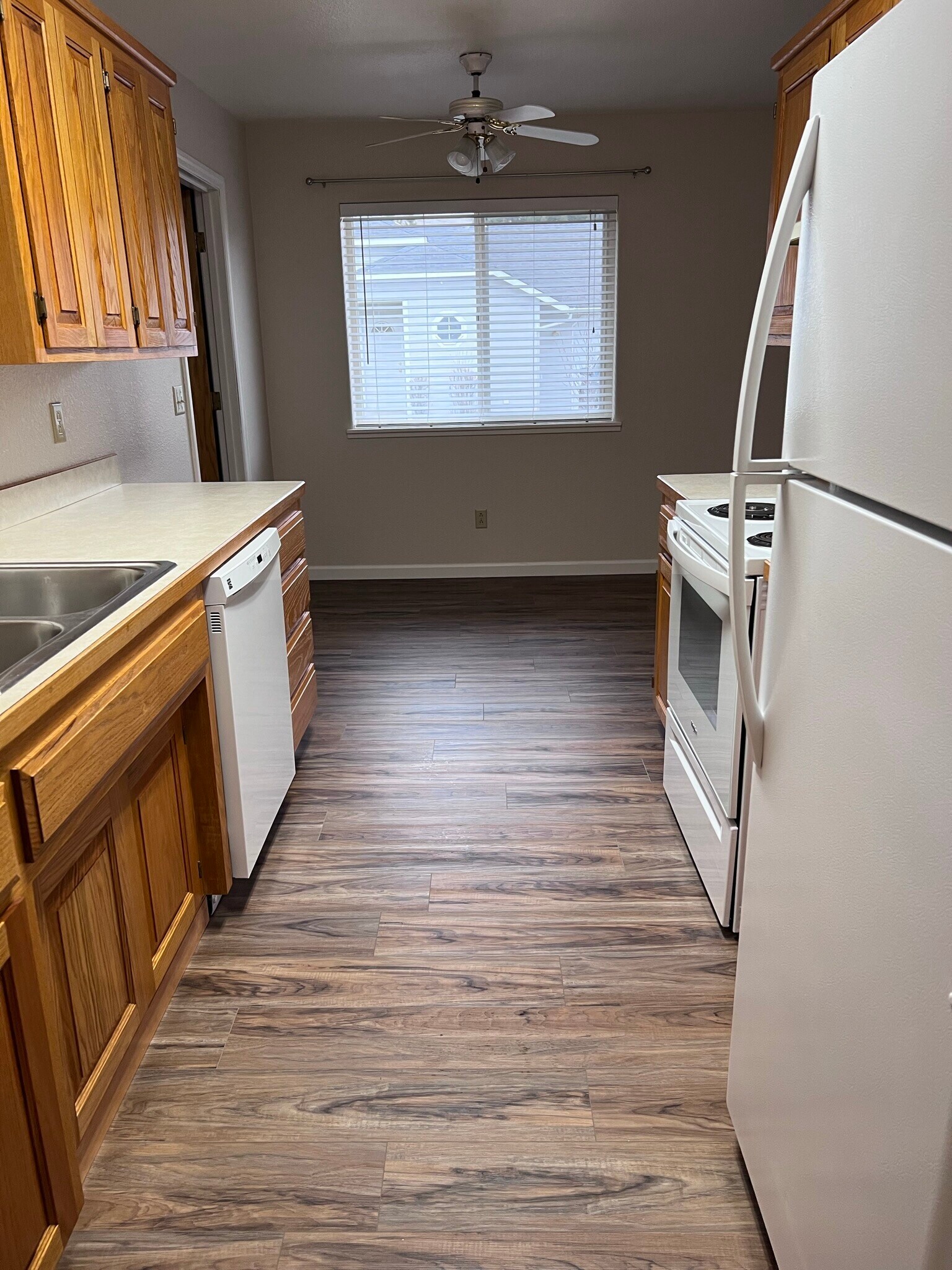 Building Photo - 5536 Glenridge Way
