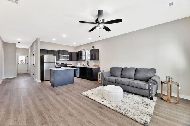 Building Photo - 5409-11 Bressler Dr