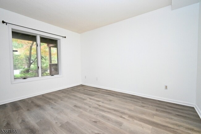 Building Photo - 32 Pine Hollow Ct