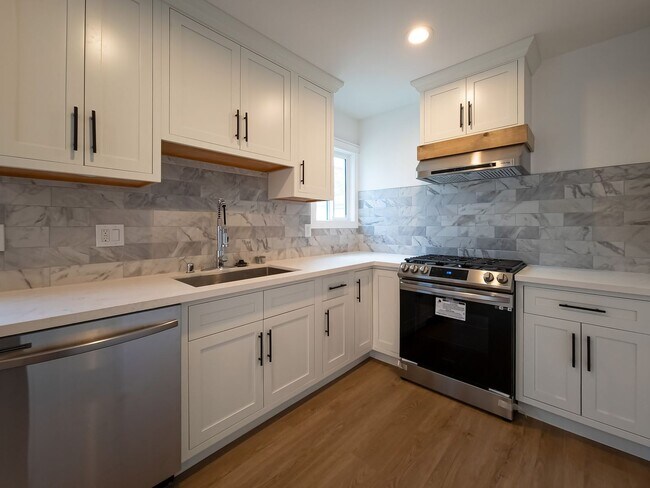 Building Photo - Newly Renovated 4BR Lamanda Park Units!