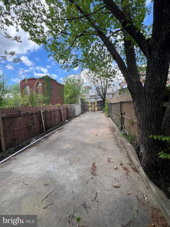 Building Photo - 1812 Rutland Ave