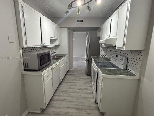 Building Photo - 4200 Hillcrest Dr