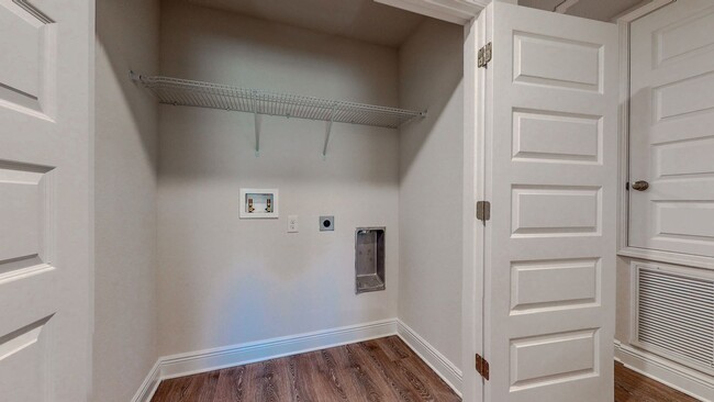 Building Photo - 3 Bedroom 2.5 Bathroom Townhome w/garage i...