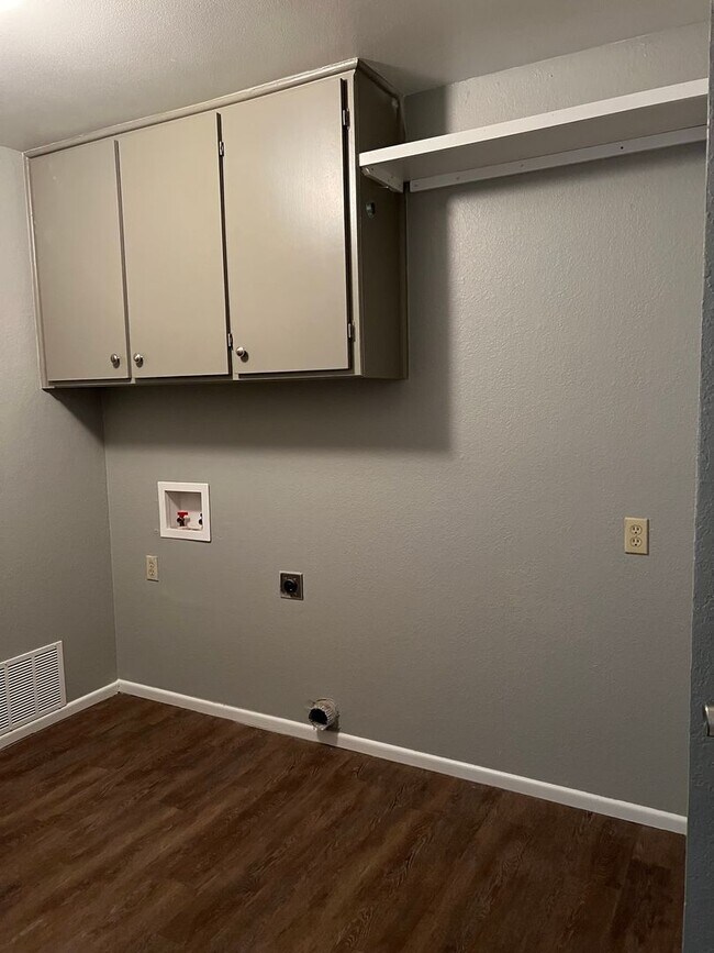 Building Photo - 3/2/2 South West Lubbock