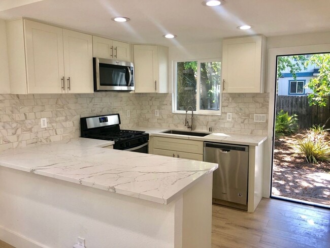 Building Photo - 3BD Townhome in Windsor | Private Yard + Garage | Walk to Shops + Wine Country