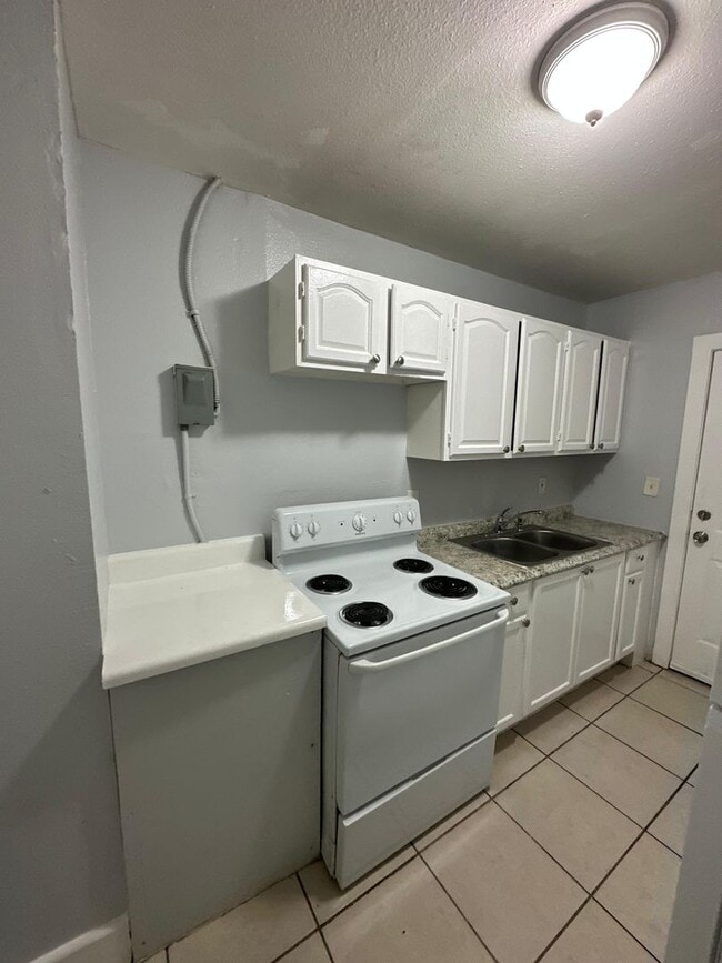 Building Photo - 2540/2542 Moncrief Rd